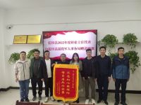 蓝田县2022年度转业士官代表向县退役军人事务局送锦旗