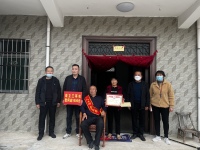 察运行献关爱，送喜报扬正气