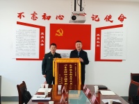 火箭军工程大学赴蓝田赠送锦旗