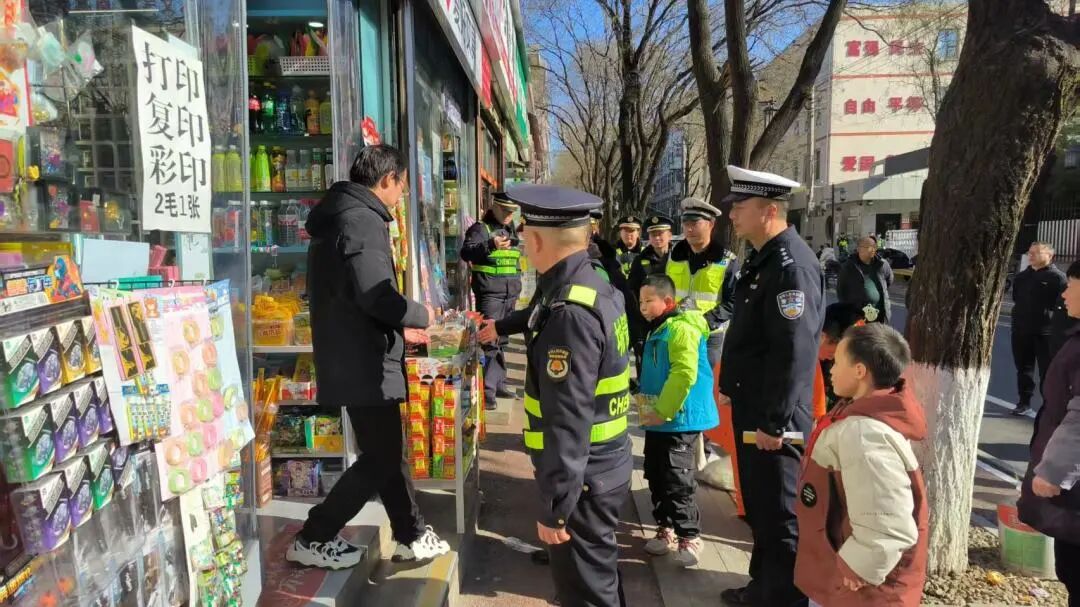 交管城管教育三部门联合整治校园周边交通乱象